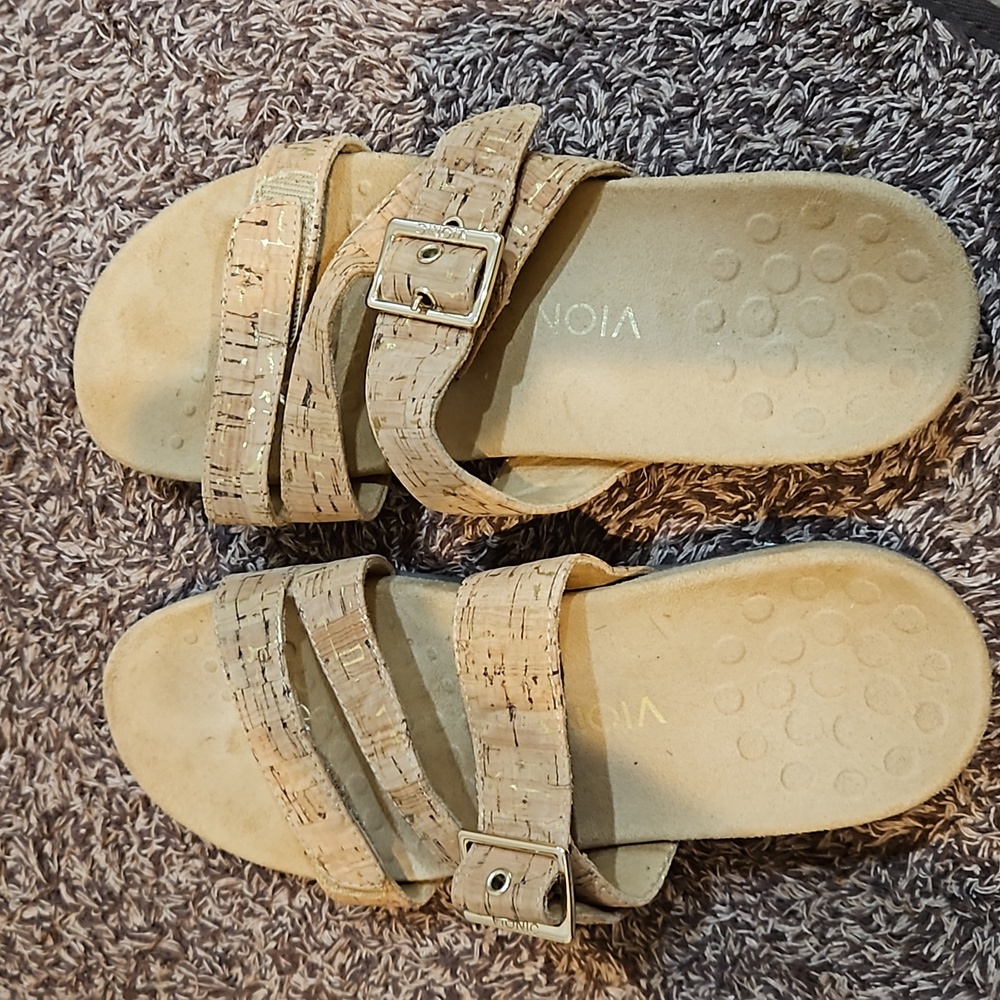 Size 9 Vionic sandals